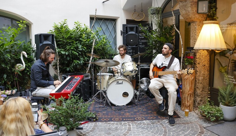 The Salzburg trio Camillo Jenny, Danny Rico and Lukas Pamminger played in the Roittner Passage. (Bild: Tschepp Markus)