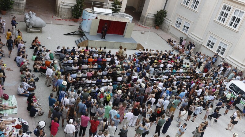 Das Salzburger Straßentheater zeigte das Theaterstück „Robin Hood“. (Bild: Tschepp Markus)