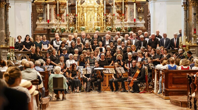 Sacred choral literature from various centuries was performed in St. Peter's Collegiate Church on Friday. (Bild: Tschepp Markus)