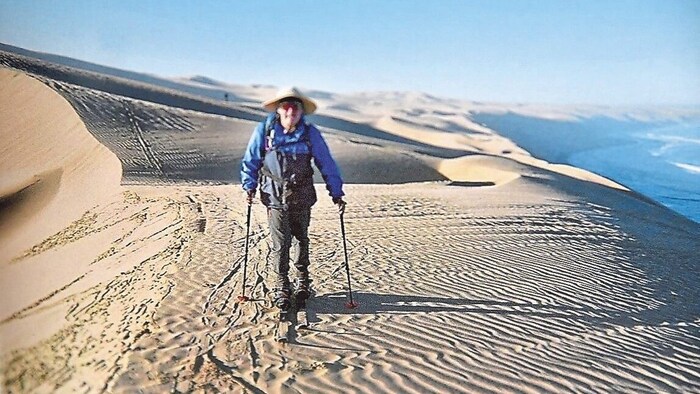 Auf Ski-Tour in der Wüste von Namibia.