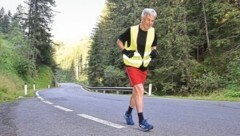 Hans Müller bei seinem täglichen Berglauf. (Bild: Roland Holitzky/ROLAND_HOLITZKY)