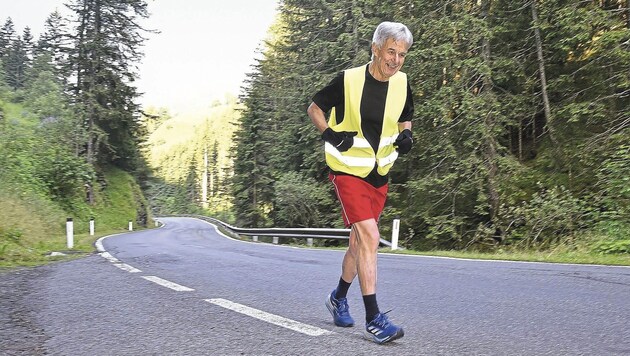 Hans Müller on his daily mountain run. (Bild: Roland Holitzky/ROLAND_HOLITZKY)