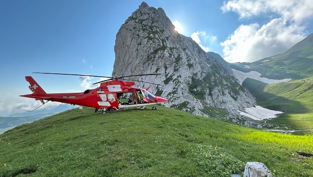 Der Leichnam des Verstorbenen wurde mit dem Hubschrauber der REGA geborgen. (Bild: REGA)