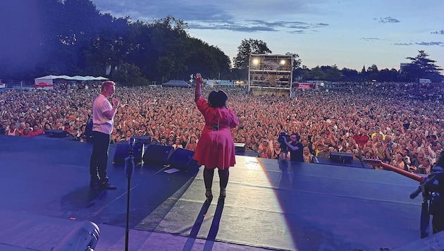 Side by side with a top star: Emely Myles almost stole the show from Ronan Keating in Rosenheim (Bild: zVg)