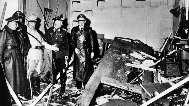 Reichsmarschall Hermann Göring (helle Uniform) und der Chef der „Kanzlei des Führers“, Martin Bormann (l.), begutachten die Zerstörung im Raum der Kartenbaracke im Führerhauptquartier Rastenburg, wo Oberst Stauffenberg am 20. Juli 1944 eine Sprengladung zündete, mit der Absicht Hitler zu töten.  (Bild: APA/dpa/Heinrich Hoffmann/UPI)