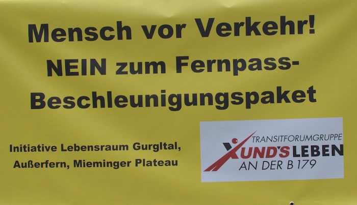 Rund 50 Plakate sollen das Abstimmungsverhalten der Nassereither beeinflussen.