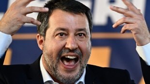 Der Flug des italienischen Verkehrsministers Matteo Salvini ist mit nur kurzer Verspätung ...