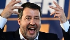 Der Flug des italienischen Verkehrsministers Matteo Salvini ist mit nur kurzer Verspätung abgehoben. (Bild: AFP)