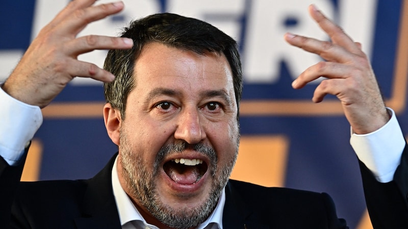 Der Flug des italienischen Verkehrsministers Matteo Salvini ist mit nur kurzer Verspätung abgehoben. (Bild: AFP)