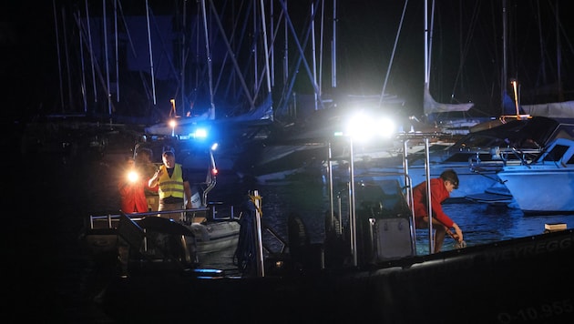 The emergency services searched for the missing 18-year-old in the harbor of Schörfling am Attersee. (Bild: laumat)