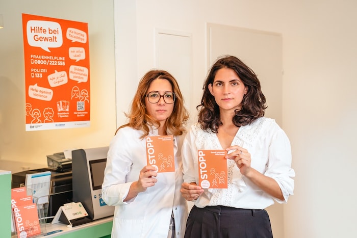 Dr. Naghme Kamaleyan-Schmied und Sonia Koul mit der neuen Broschüre