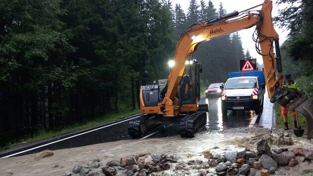 Die Gerlos Alpenstraße war überflutet. (Bild: FF Wald im Pinzgau)