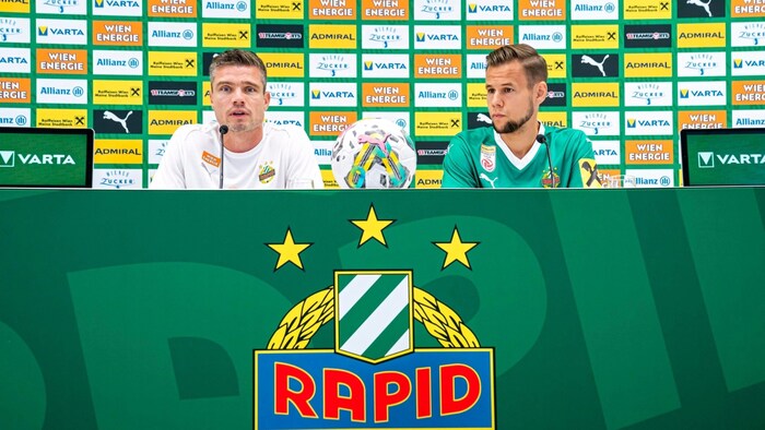 Trainer Robert Klauß mit Louis Schaub beim Medientermin.