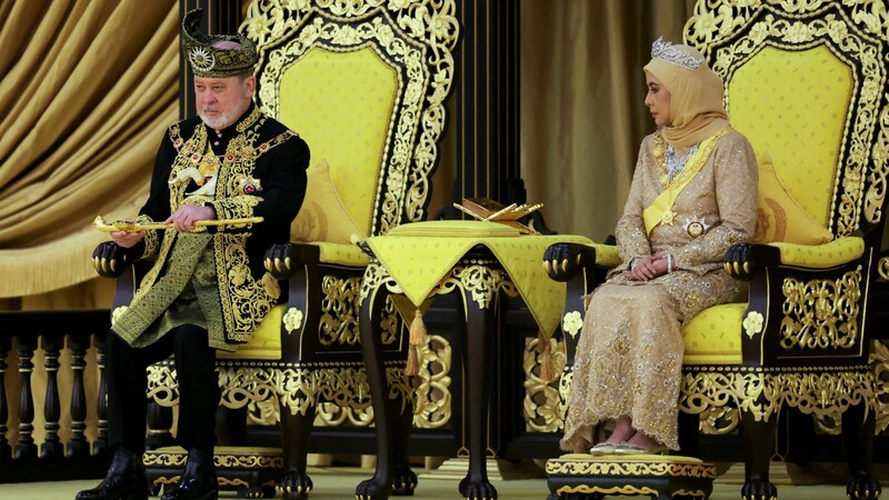 Malaysias neuer König Sultan Ibrahim Sultan Iskandar bei der Ernennungszeremonie in Kuala Lumpur (Bild: Hasnoor Hussain / REUTERS / picturedesk.com)