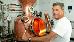 Andreas Tscholl achtet beim Schnapsbrennen auf jedes Detail. Ob Grundprodukt, Wasser oder Obst – alles muss perfekt sein. (Bild: Mathis Fotografie)