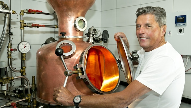 Andreas Tscholl pays attention to every detail when distilling schnapps. Whether it's the base product, water or fruit - everything has to be perfect. (Bild: Mathis Fotografie)