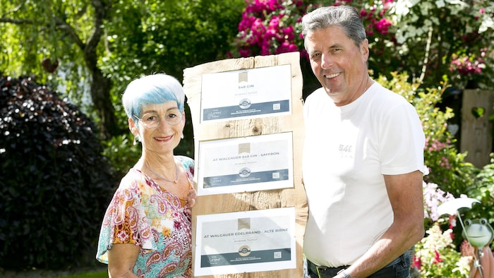 Andreas Tscholl hat mit seinen Obstbränden schon viele Auszeichnungen abgeräumt. Besonders stolz ...