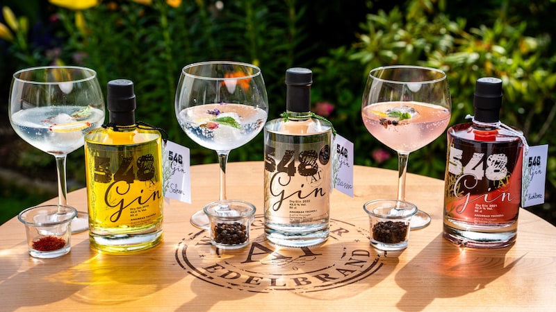 Gin is part of the hobby distiller's repertoire. Incidentally, the number 548 is derived from the distillery's sea level. (Bild: Benjamin Salizzoni)