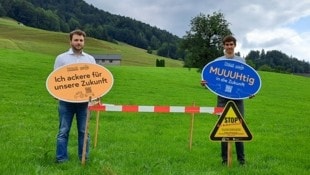 Lukas Maier und Michael Meusburger bei einer Mahnwache gegen den Bodenverbrauch. Nicht nur für die heimischen Landwirte steht viel auf dem Spiel, sondern auch für die gesamte Bevölkerung. (Bild: Bergauer Rubina)