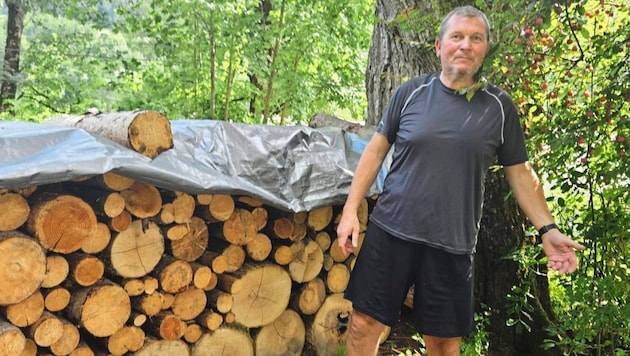 Andreas Vogl aus Ramsau bei Berchtesgaden zeigt der „Krone“, wo sich einer der beiden Taxi-Räuber von Salzburg in seinem Garten versteckte. (Bild: Vogl)