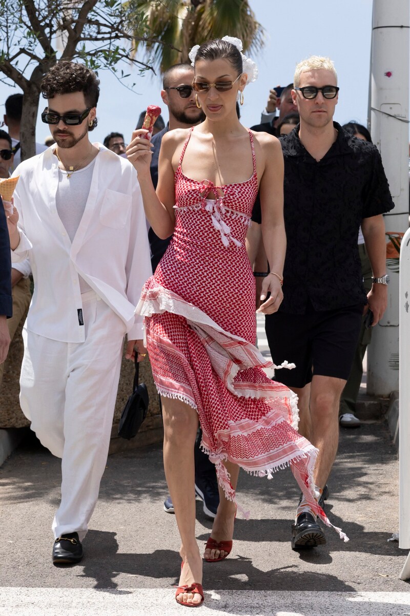 Bella Hadid zeigte sich im Mai in Cannes in einem Kleid aus Palästinensertüchern. (Bild: www.viennareport.at)