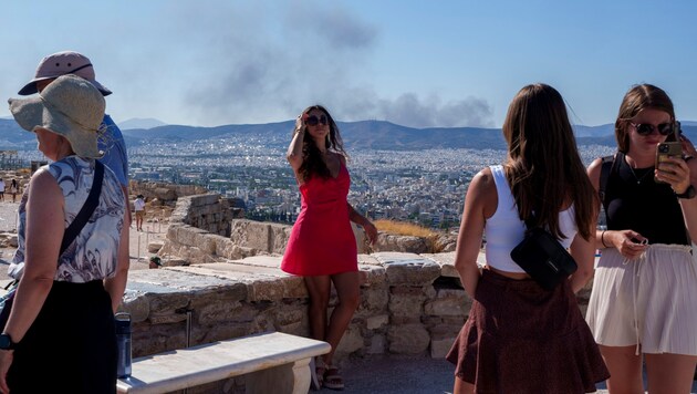 The tourism industry is observing the increase in heatwaves with mixed feelings, but vacations in vacation destinations such as Italy, Greece and Spain are still booming. (Bild: AP/AP Photo/Petros Giannakouris)