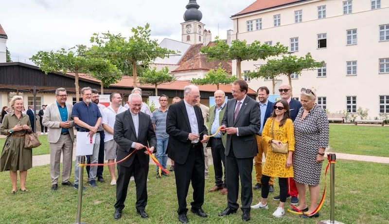 Stadtchef Matthias Stadler und Diözesanbischof Alois Schwarz bei der feierlichen Eröffnung (Bild: Christian Krückel)