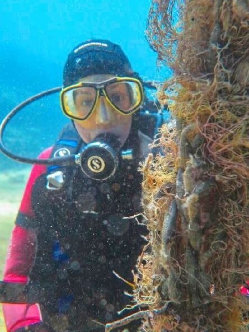 Mutig, Wasser-affin und entschlossen, die Natur zu retten: WWF-Chefin Andrea Johanides, die jetzt auch körperlich in Sachen Geisternetze ihr Äußerstes gab (Bild: Matko Pojatina)