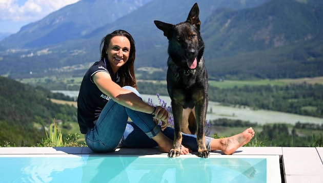 Lara recharges her batteries at her parents' house in Maria Rain at the infinity pool with sweet Riva. (Bild: F. Pessentheiner)