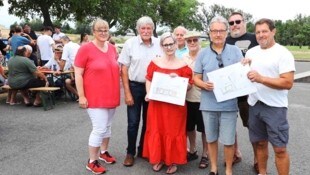 Bürgermeister Gerhard Petschowitsch (3. v. re.) mit den Bauplänen beim Treffen. (Bild: Reinhard Judt)