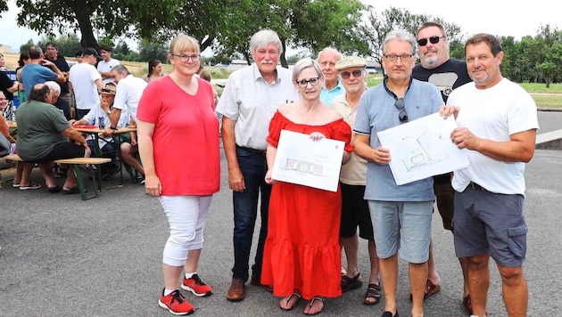 Mayor Gerhard Petschowitsch (3rd from right) with the construction plans at the meeting. (Bild: Reinhard Judt)