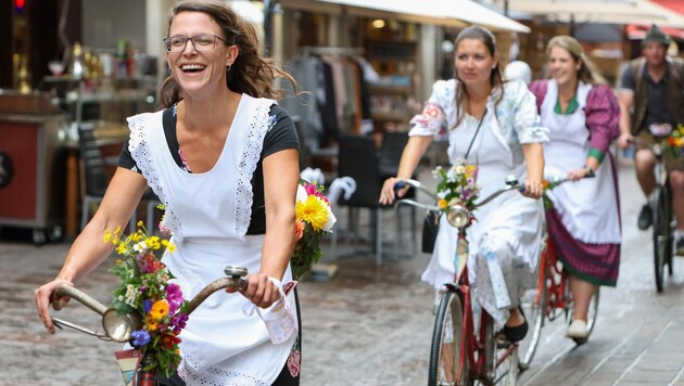 The starters dressed up and cycled through the center of Zell. (Bild: Hölzl Roland)