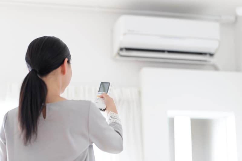 In many homes, temperatures climb to well over 30 degrees. Those who have the opportunity use air conditioning. But does this increased use disrupt the grid? (Bild: stock.adobe.com/naka - stock.adobe.com)