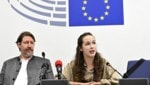 Die grünen EU-Mandatare Thomas Waitz und Lena Schilling enthielten sich bei der Abstimmung über eine Resolution des EU-Parlaments zum Thema Ukraine-Hilfe. (Bild: APA/HANS KLAUS TECHT)