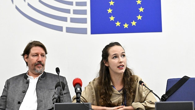 Die grünen EU-Mandatare Thomas Waitz und Lena Schilling enthielten sich bei der Abstimmung über eine Resolution des EU-Parlaments zum Thema Ukraine-Hilfe. (Bild: APA/HANS KLAUS TECHT)