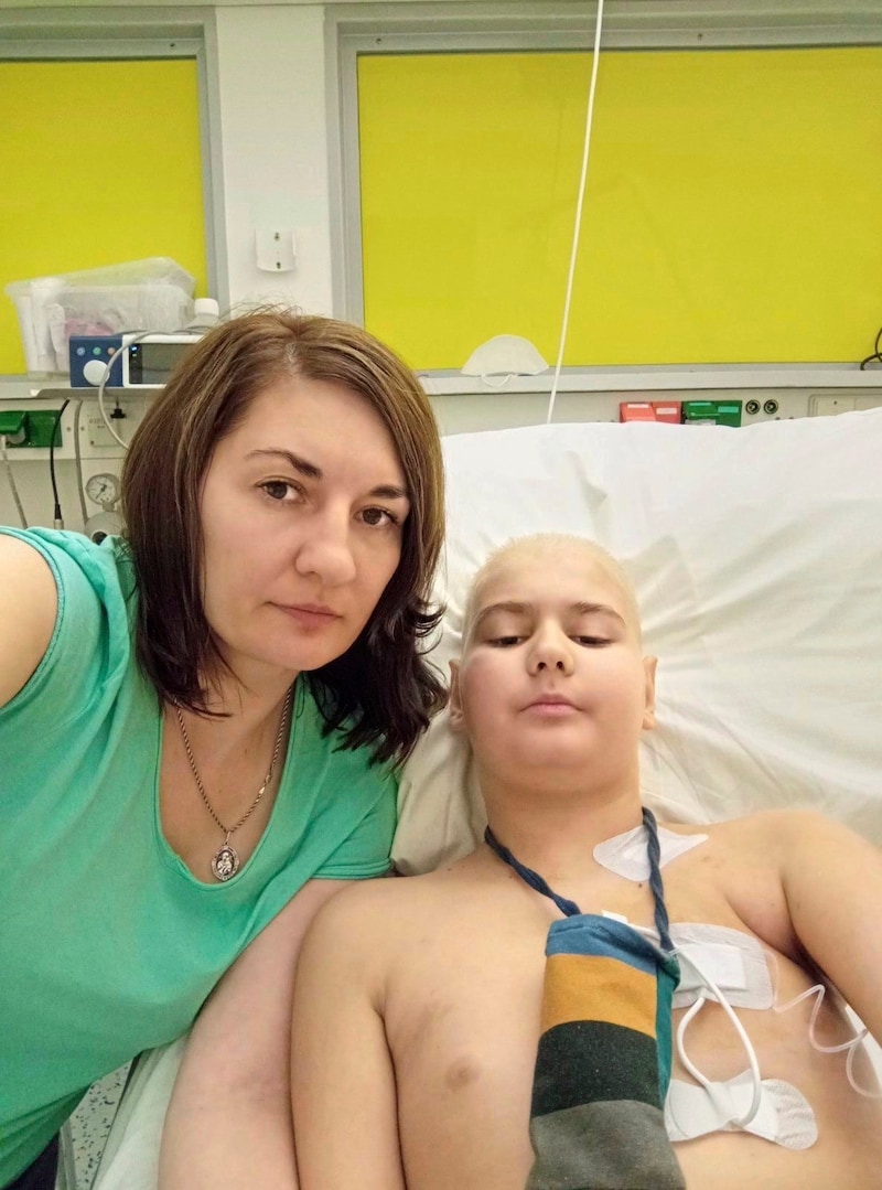 Twelve-year-old cancer patient Vladislav is looking forward to his treatment in Austria with his mother. (Bild: BKA)