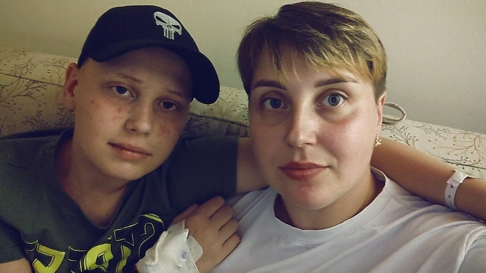 Auch Yurii (13), hier im Bild mit seiner Mutter, wird in Österreich behandelt.