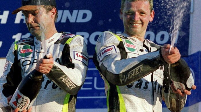 Christian Parzer (l.) und Klaus Klaffenböck 2001 als frischgebackene Weltmeister.