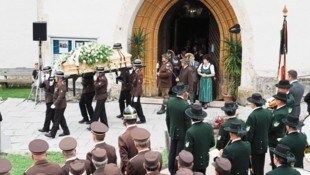 Der Sarg von Hans Seitinger wurde am Samstag aus der Frauenberger Kirche geführt. (Bild: Pail Sepp)