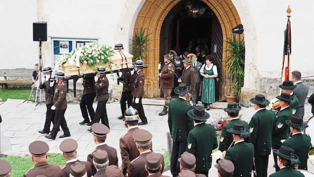 Hans Seitinger's coffin was led out of the Frauenberg church on Saturday. (Bild: Pail Sepp/Sepp Pail)