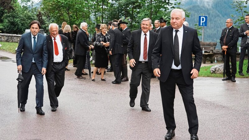 Among the mourners: former provincial governors Franz Voves and Hermann Schützenhöfer (Bild: Pail Sepp/Sepp Pail)