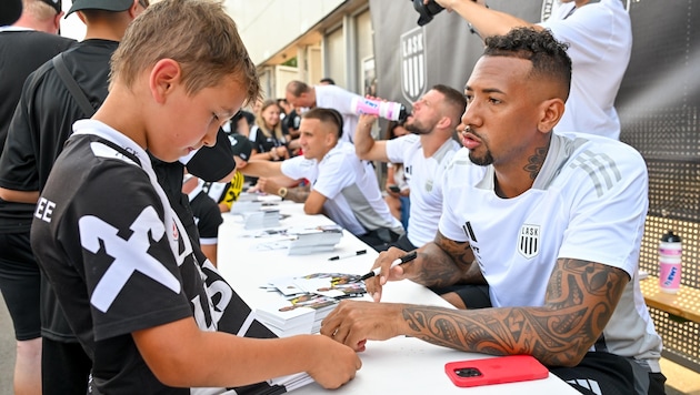 Ex-Weltmeister Jerome Boateng bei der Autogrammstunde (Bild: Dostal Harald)