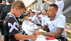 Ex-Weltmeister Jerome Boateng bei der Autogrammstunde (Bild: Dostal Harald)