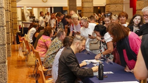 Philipp Hochmair war der wohl gefragteste Star der Autogrammstunde. (Bild: Tschepp Markus)