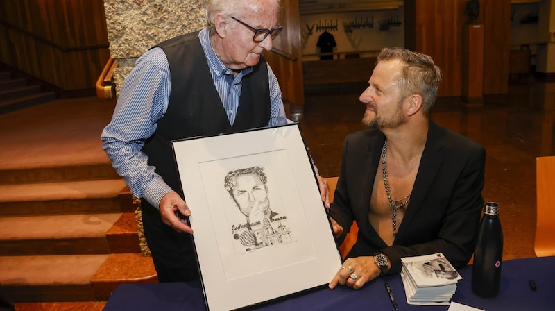 Herbert Bauer traveled all the way from Styria to have a self-drawn portrait of the star signed. (Bild: Tschepp Markus)