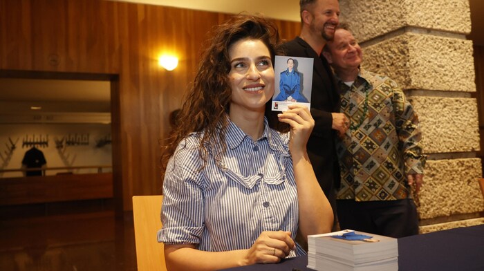 Asmik Grigorian arbeitete einen ganzen Stapel Autogrammkarten mühelos ab.