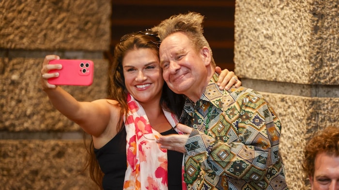 Peter Sellars posierte geduldig mit Fans für Selfies.