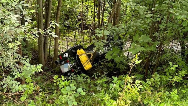 Das Motorrad landete im angrenzenden Gestrüpp. (Bild: ZOOM.TIROL)