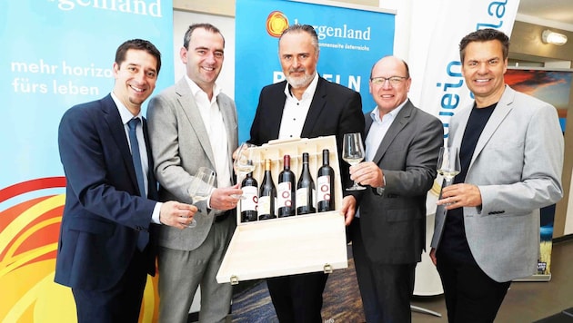 Christian Zechmeister, Herbert Oschep, Hans Peter Doskozil, Andreas Liegenfeld and Didi Tunkel (from left) pull together when it comes to wine and tourism. (Bild: Reinhard Judt)