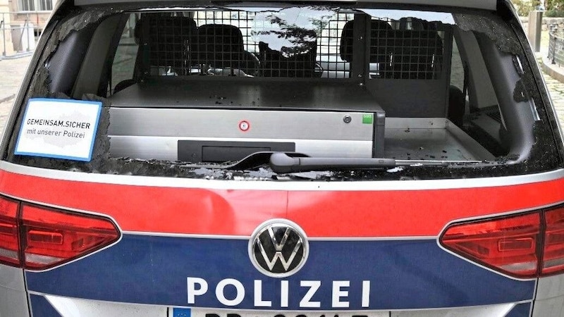 A police car was damaged during the demonstrations. (Bild: LPD Wien)